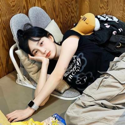 潘乔维亚和一个裸女之间